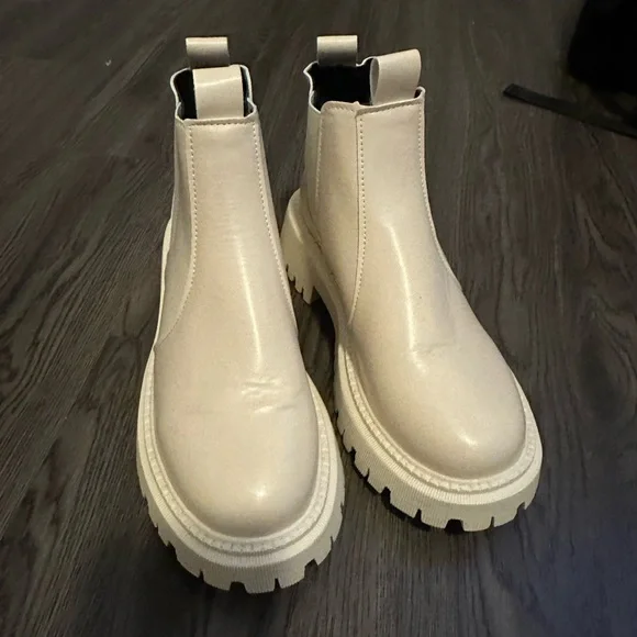 Tan boots - Picture 2 of 3